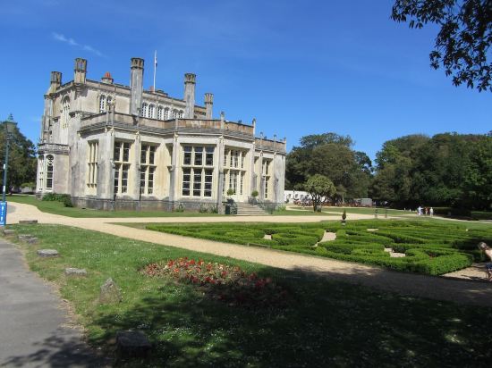 4 bedroom, 3 bath, walk to the beach, golf, shops, pubs. New Forest 3 miles.