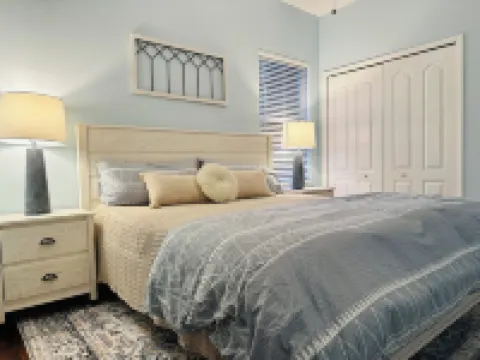 Private Heated Pool & Beach House: 3 King Beds , TVs throughout, 1000mbps WiFi