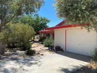 Retro ranch house next to nature but close to town