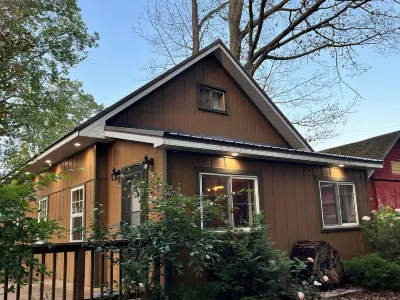 "Otsego Lake Retreat" Charming 3-bedroom house with WiFi and AC in Gaylord