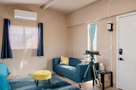 Large Private Oasis with Yard Space, Minutes to Downtown Отели рядом с достопримечательностью «Конференц-центр им. МакЭнери»