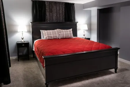 Spacious Guest Suite with Private Entrance, Hot tub, 2 Bedrooms, 1 Bath