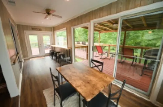 Riverside Roost -bourbon themed waterfront home Hotels in Woodford County