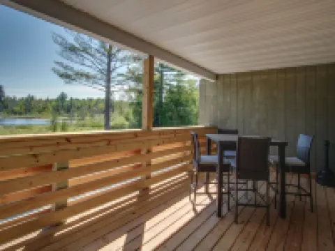 Private Hot Tub, King Size Bed Crystal Mountain 17 miles, Traverse City Sleeps 4 Hotels in Interlochen