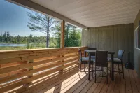 Private Hot Tub, King Size Bed Crystal Mountain 17 miles, Traverse City Sleeps 4 Hotels in Interlochen