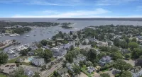 Beautifully renovated 2 Bedroom, 1st Floor apt -Greenport Village, Walk to town!