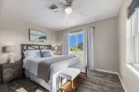 Charming water view bungalow. Отели рядом с достопримечательностью «Парк Мак-Хейл»