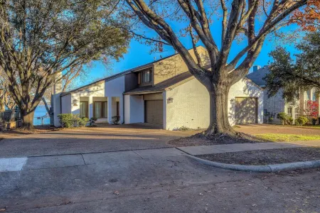 Million Dollar Lake house with Hot tub, King bed Fast Wi-Fi Отели в г. Роулетт