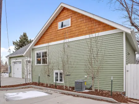 The Kroll House Loft - Location, Comfort, and Fun!