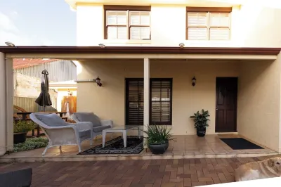 East Toowoomba, sleeps 6, opposite Queens Park Cobb & Co Museum 주변 호텔