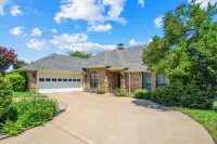 Golf Course View Spacious 4-bedroom house near George Bush Highway