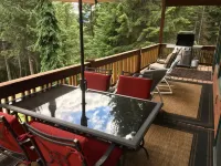 Larchwood Lodge with Lake View, Salt WaterHot Tub and Hiking Trails on 20 acres