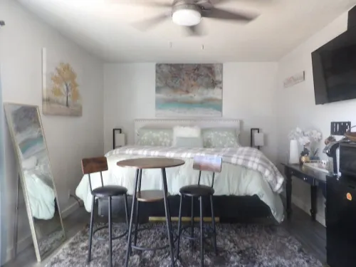 Comfy King suite with Private access and yard & Near Sea World/Fiesta Texas