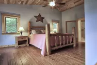 The Elk Run Lodge-close to town, hot tub, game table, Apple TV and fire pit.