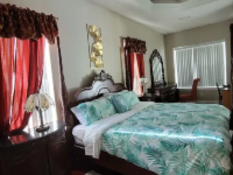 Gorgeous 5 bedroom home w/ pool. Close to  Destin Beaches. No cleaning fee! Hotels in Niceville