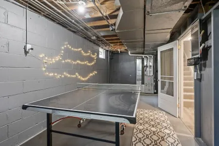 6BR Home w public Lake Access 1.8miles 2 DT Wayzata, enjoy the lake year round! Отели рядом с достопримечательностью «Моррис Миннетонка Сабару»