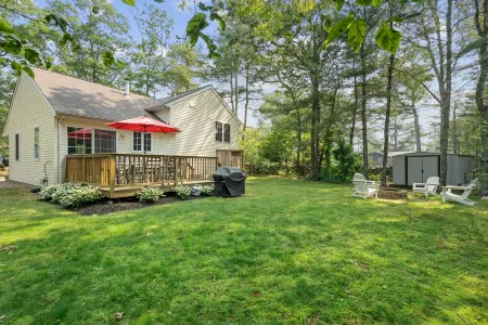 Newly renovated cottage 5 minute drive to several beaches. Great location!