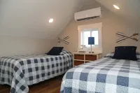 Cabin D by the Pond - King bed - Swimming Pool
