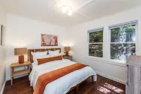 Lloyd's Lookout - Spacious 2 Bed Retreat with Stunning Bay Views