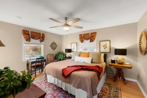 Pet-Friendly Mountain View Cottage - Large deck & views of Blue Ridge Mtns.