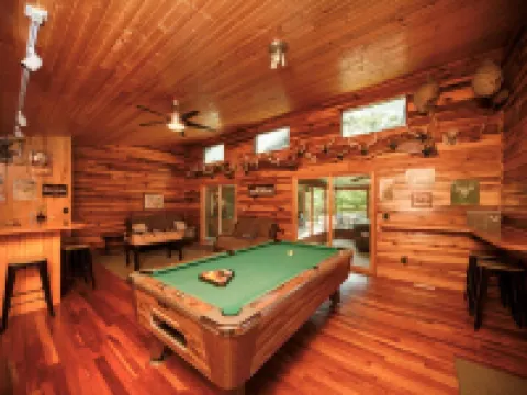 HotTub! FirePit, Private 2.5 acre Pond, 2 Kayaks! GameRoom! Slps12+ Hotels in Stokes