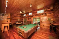 HotTub! FirePit, Private 2.5 acre Pond, 2 Kayaks! GameRoom! Slps12+