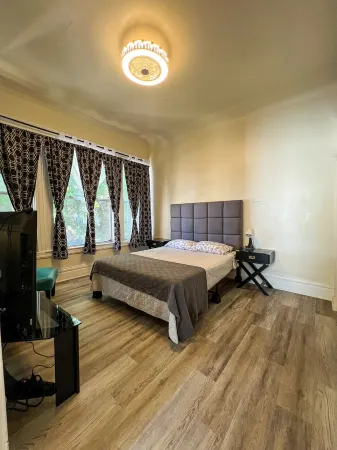 Newly Remodel Duplex Free Parking 3-Bed-1 Bath. Отели рядом с достопримечательностью «Riverside Hall School of Engineering and Computer Science»