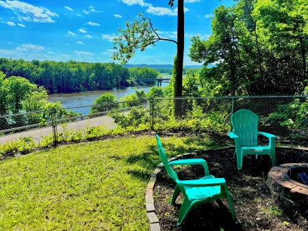 Cozy 3-bedroom cabin - sleeps 10- HOT TUB- river view