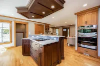 Romantic cheerful home close to many attractions