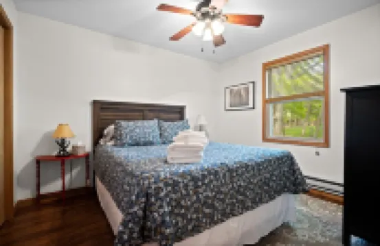 Cozy Chalet Style Home, Walk to Lake Harmony