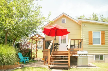 Cozy little house blocks from the Park & Fair Grounds.  EV Charger equipped. Отели в г. Franklin County