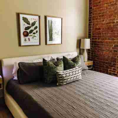 THE SEEKA SUITENEWLY RENOVATED! COZY & MODERN APARTMENT RIGHT ON COURT SQUARE! Rooms