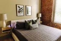 THE SEEKA SUITENEWLY RENOVATED! COZY & MODERN APARTMENT RIGHT ON COURT SQUARE!