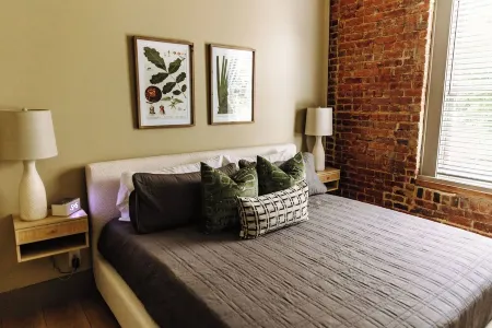 THE SEEKA SUITENEWLY RENOVATED! COZY & MODERN APARTMENT RIGHT ON COURT SQUARE!