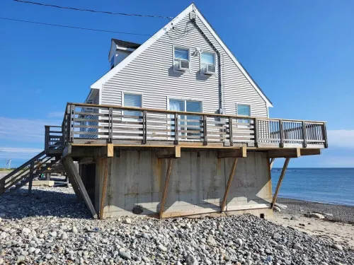 Cozy private beach stilt house-steps to the beach.