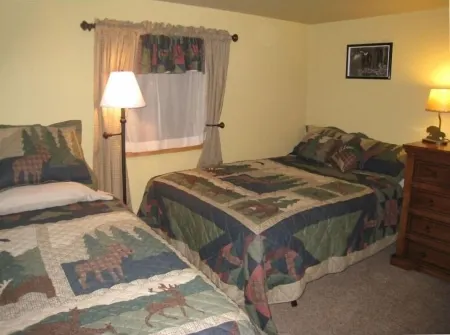 Cozy Cabin a Minute from Yellowstone.. Book Now for Your Winter Wonderland Stay!