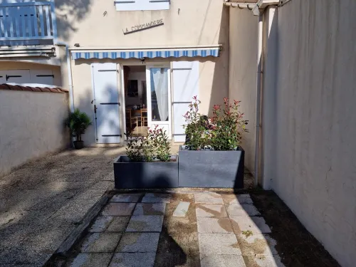 House with sea view, 20 steps from the beach