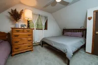 Poconos Retreat: Hot Tub, Game Room, Lakes, BBQ, Fire Pit & Family Fun