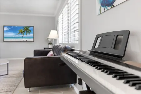 Charming & Comfy ~ Clean 5★ Location & Heated Pool