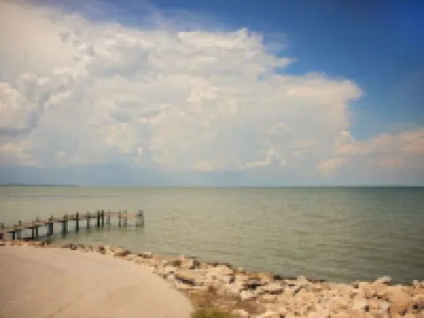 Unit 4 Welcome to the Red bungalow - Second floor studio Hotels in Bacliff