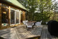 Beautiful Cedar Chalet Overlooking Jay Branch