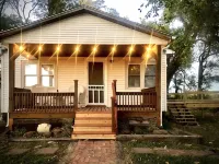 Cozy Country Cottage is family friendly, small taste of country close to town.