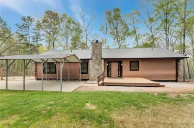 Cozy 3-bedroom Cabin by Lake Hartwell