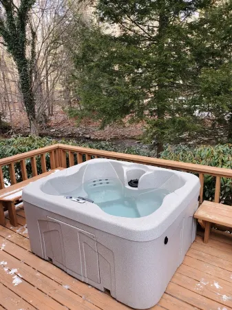 Waterfront Home in the Poconos,  Dog Friendly Отели рядом с достопримечательностью «Поконо Гарденс»