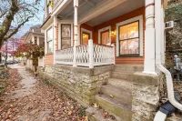 Cottage on Spring B! The BEST location in town! Entire bottom floor is yours!