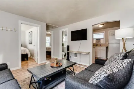 Beautiful 2 bdrm, 1 Bath 4 blocks from The U of O, Отели рядом с достопримечательностью «KLCC»