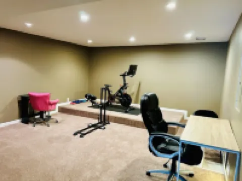 5 Bedroom Private Villa with Peloton Bike Hotels in Shakopee