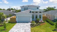 Luxe 2 King Ensuites. Salt Pool/Spa. Near Beach, Shops & Food. New with 4 Kings!