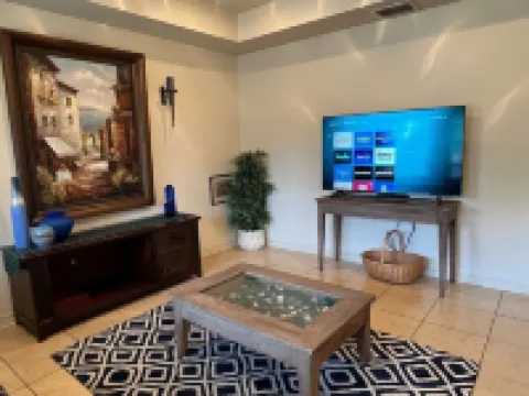 BestStays@Sapphire- a Duplex Near Hospitals large groups ok.TVs in all rooms