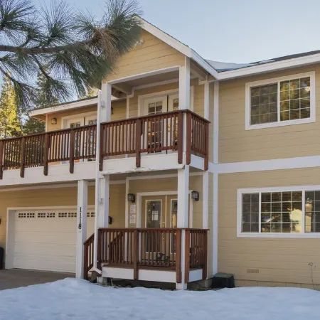 5 Star Comfort & Fun for everyone, 15 min to ski & lake. H.Tub, P.Tbl, LG yard